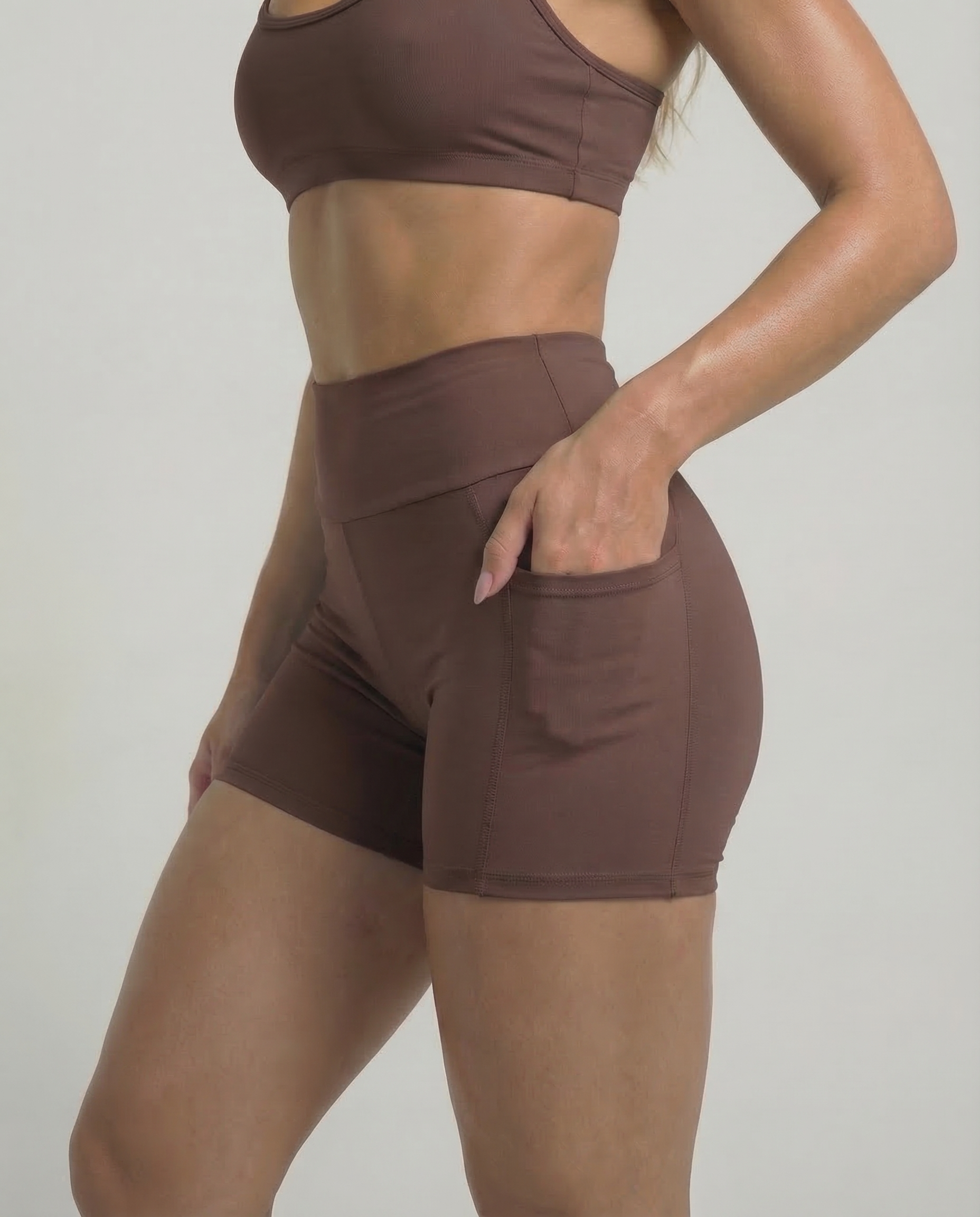 Short Daily Com Bolso Marrom