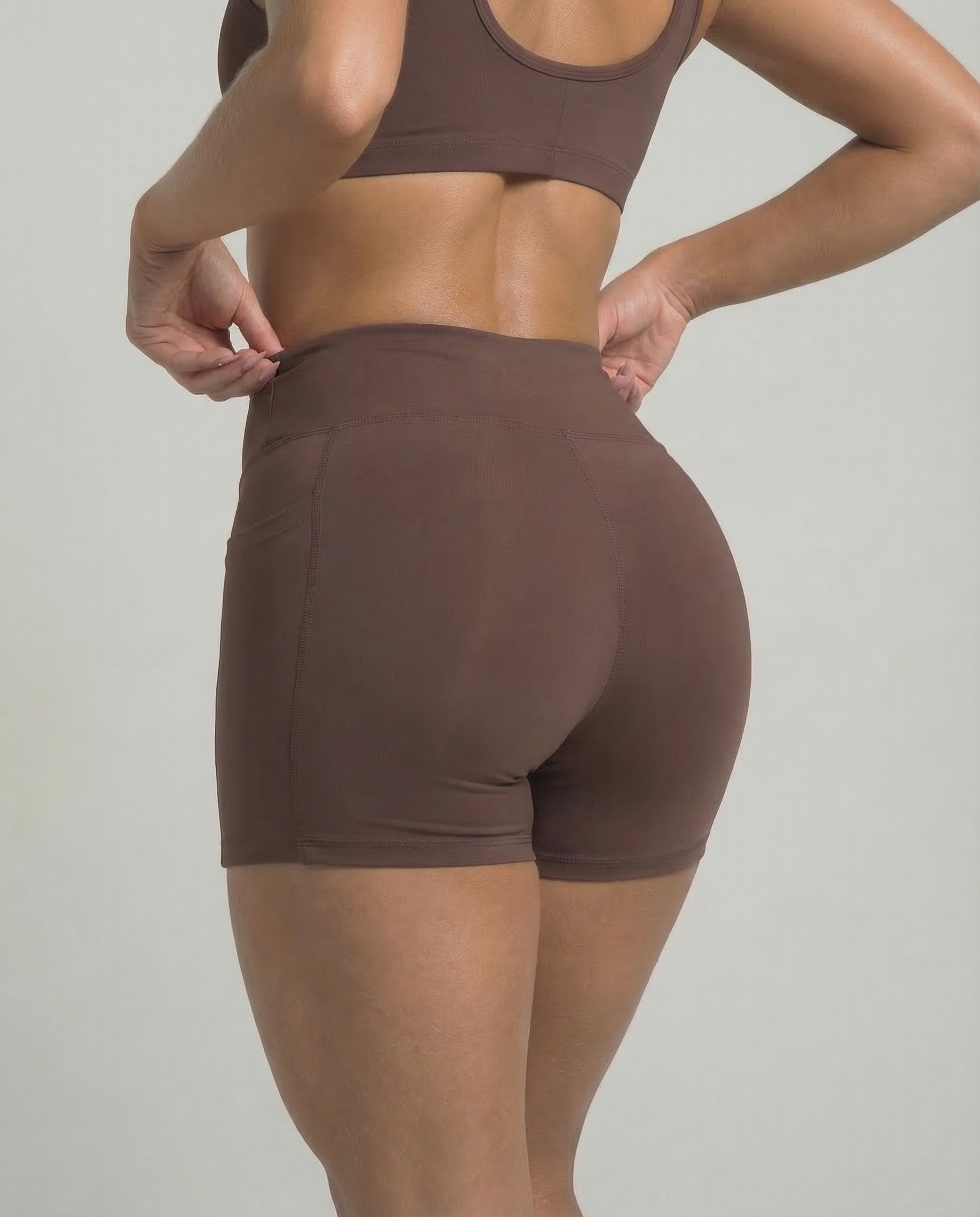 Short Daily Com Bolso Marrom